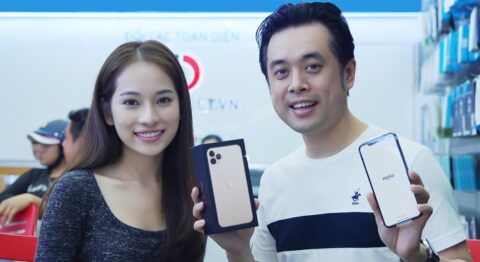 Sara Lưu “chơi lớn” tặng nhạc sĩ Dương Khắc Linh iPhone 11 Pro Max trị giá 79 triệu nhưng chỉ được ngắm iphone 11 pro max