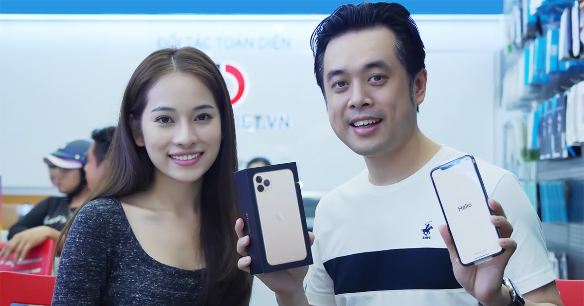Sara Lưu “chơi lớn” tặng nhạc sĩ Dương Khắc Linh iPhone 11 Pro Max trị giá 79 triệu nhưng chỉ được ngắm