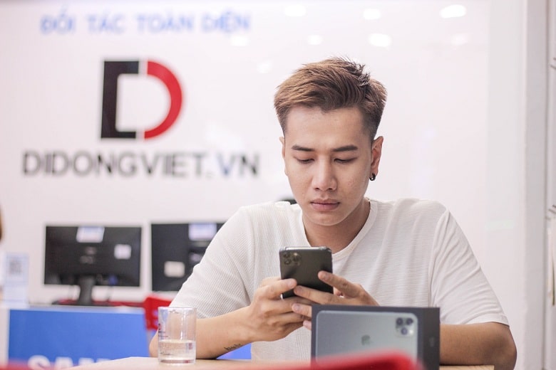Ca sĩ trẻ Lou Hoàng sở hữu iPhone 11 Pro Max