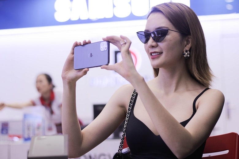 Ca sĩ Bảo Trang Trade - In lên đời iPhone 11 Pro Max