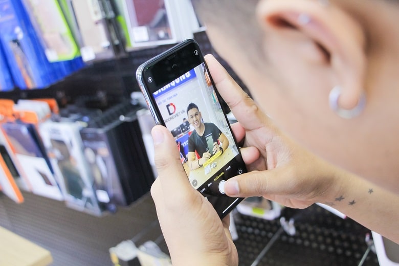 Ca sĩ Đại Nhân rất hứng thú với hình thức Trade-In lên đời iPhone 11 Pro Max tại Di Động Việt