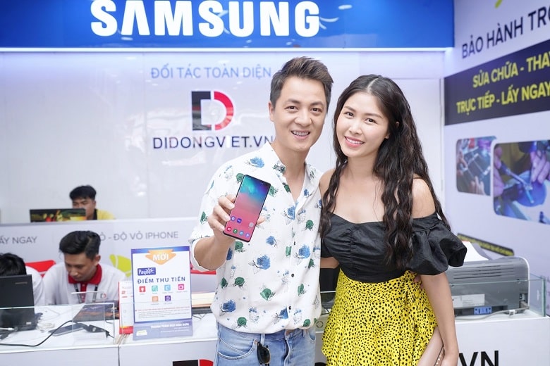 Vợ chồng ca sĩ Đăng Khôi - Thủy Anh mua Samsung S10+ tại Di Động Việt