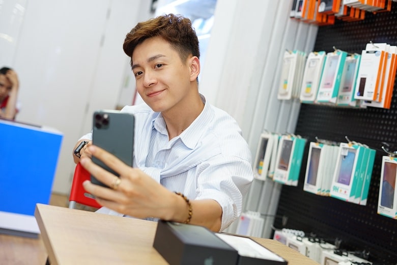 Chủ nhân của ‘Truyền Thái y” thử ngay tính năng selfie trên chiếc iPhone mới.