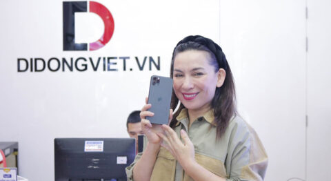 Nữ ca sĩ Phi Nhung ghé Di Động Việt mua iPhone 11 Pro Max