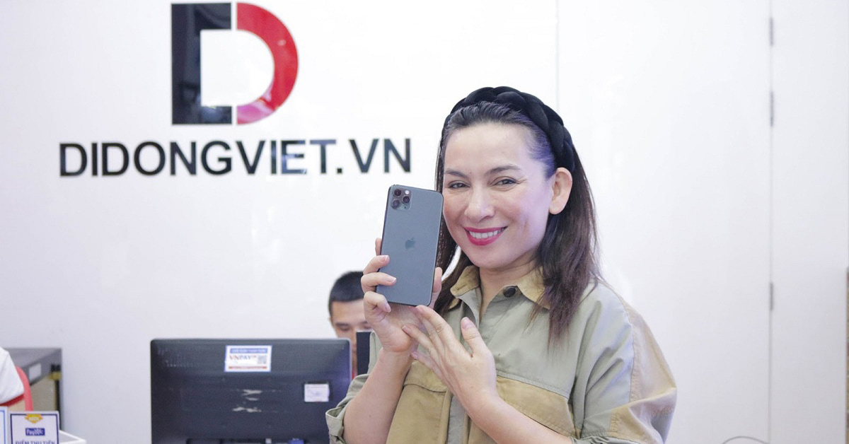 Ca sĩ Phi Nhung đến Di Động Việt sắm iPhone 11 Pro Max Midnight Green