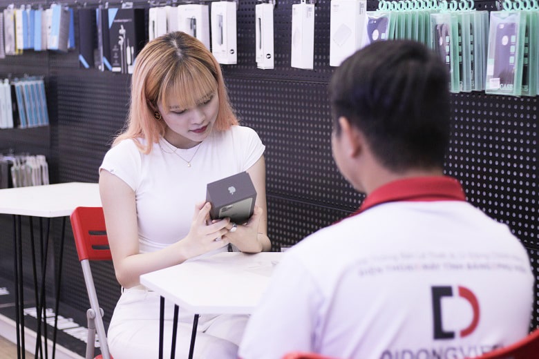 Nữ ca sĩ chọn phiên bản iPhone 11 Pro Max cao cấp nhất