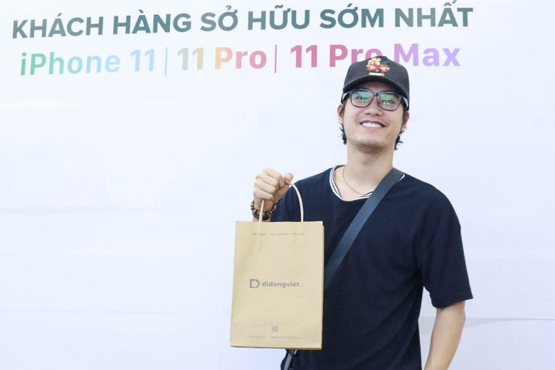NS Khắc Hưng chọn mua iPhone 11 Pro Max tại Di Động Việt