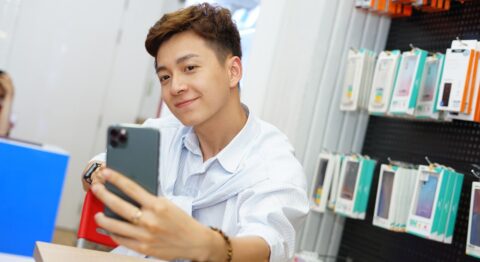 ‘Truyền thái y’ – Ngô Kiến Huy trên tay iPhone 11 Pro Max MidNight tại Di Động Việt ca sĩ Ngô Kiến Huy