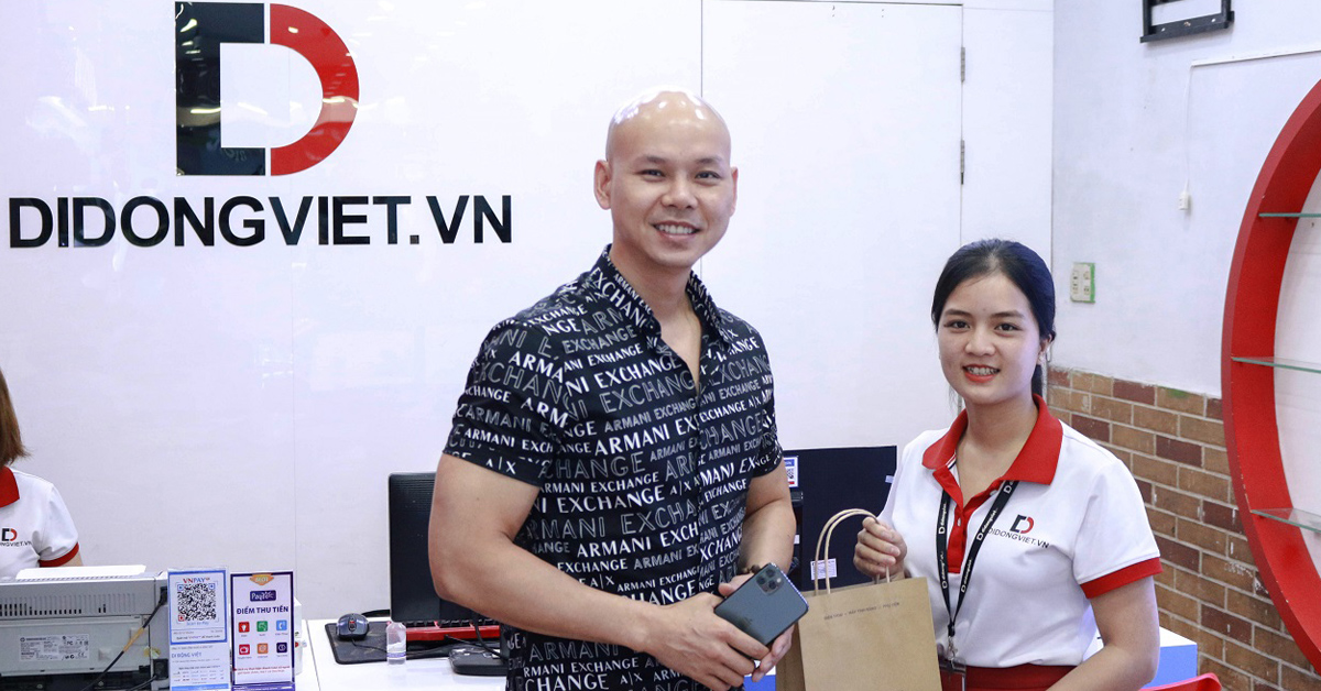 Ca sĩ Phan Đinh Tùng chọn mua iPhone 11 Pro Max tại Di Động Việt