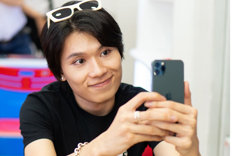 Nam diễn viên thử tính năng camera selfie trên iPhone 11 Pro Max