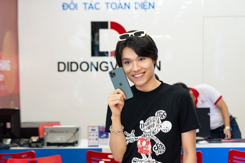 Quang Trung là nghệ sĩ tiếp theo chọn Trade-In lên đời iPhone 11 Pro Max