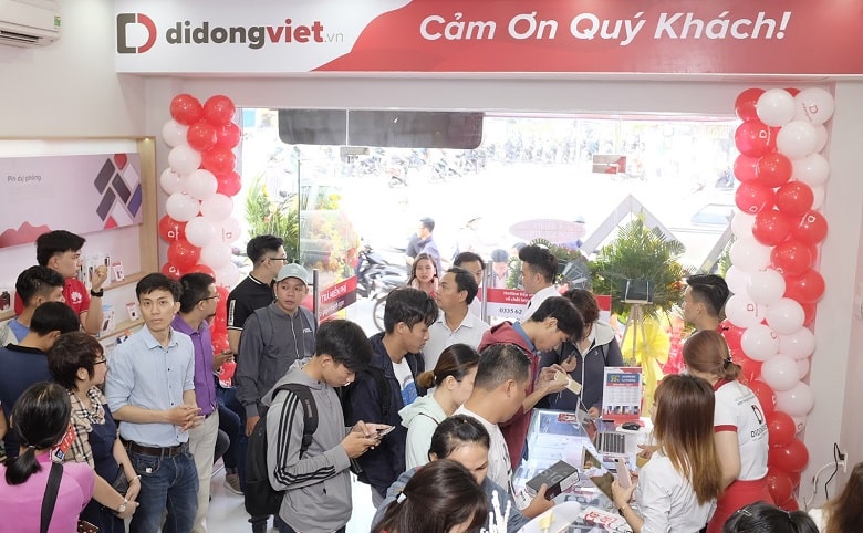 Hình ảnh khách hàng mua sắm điện thoại tại Di Động Việt