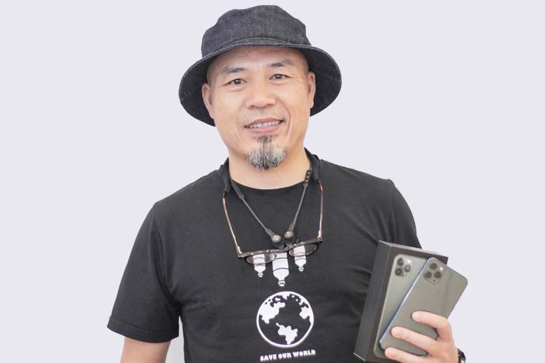 Nhạc sĩ Huy Tuấn hào hứng khoe chiếc iPhone 11 Pro Max 2 SIM mới tậu