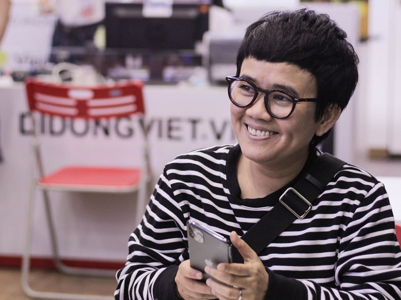 ca sĩ Phương Uyên cùng iPhone 11 Pro Max mới
