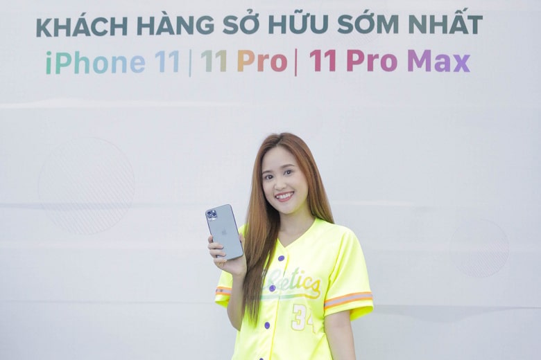 diễn viên Phương Hằng cùng iPhone 11 Pro Max