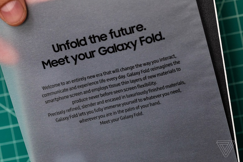 Tờ giấy giới thiệu về Galaxy Fold