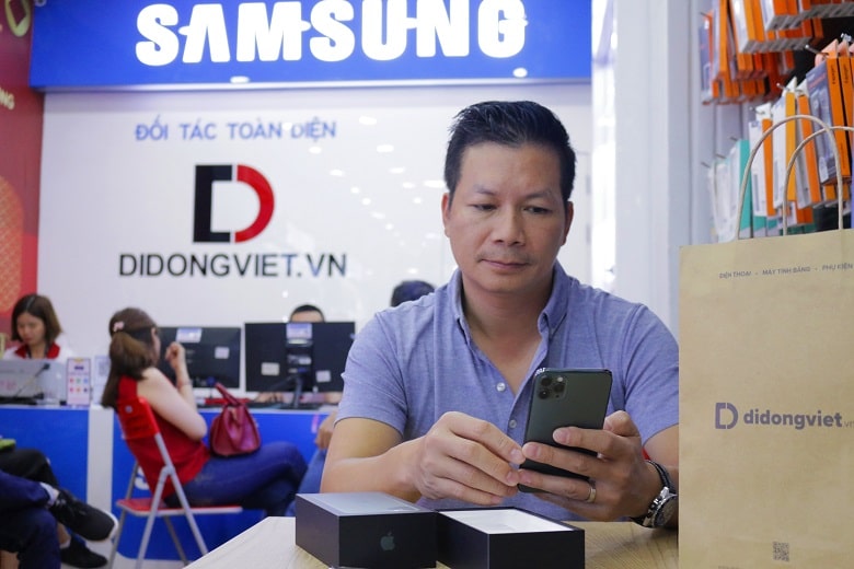 Shark Phạm Thanh Hưng tậu iPhone 11 Pro Max tại Di Động Việt