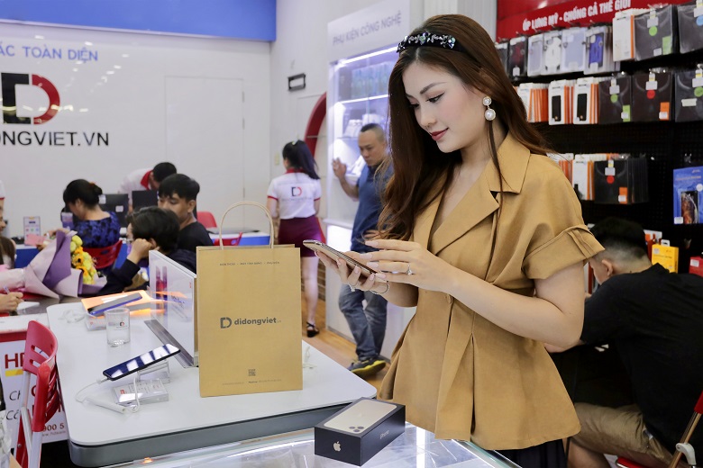 Á hậu Diễm Trang tin tưởng chọn mua iPhone 11 Pro Max tại Di Động Việt 6 Á hậu Diễm Trang lên đời iPhone mới tại Di Động Việt