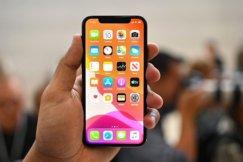 apple iphone 11 pro hands on front didongviet