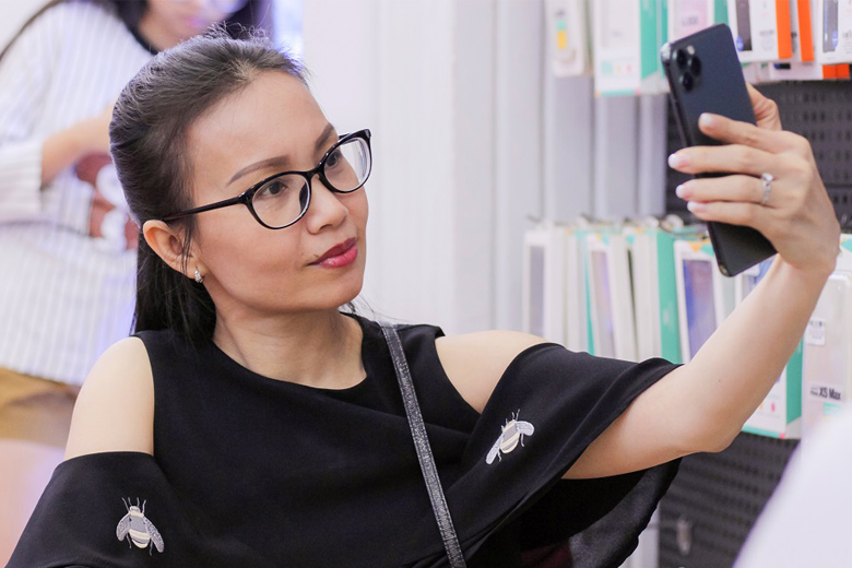Ca sĩ Cẩm Ly chụp ảnh selfie với chiếc iPhone 11 Pro Max mới