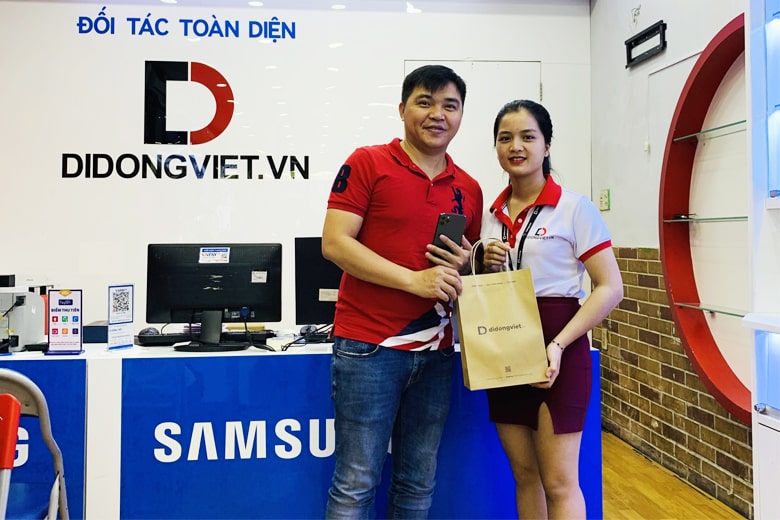 Nam ca sĩ chọn lên đời phiên bản iPhone 11 Pro Max cao cấp