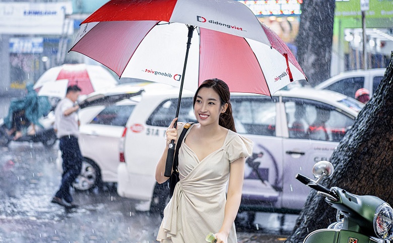 Hoa hậu Đỗ Mỹ Linh đến mua sắm điện thoại tại Di Động Việt
