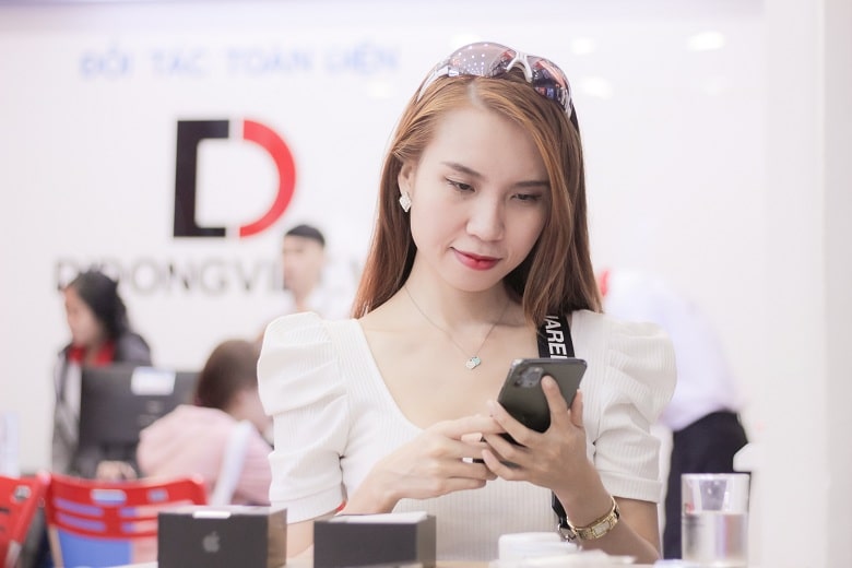 Đỗ Thuỵ Khanh cùng iPhone 11 Pro Max