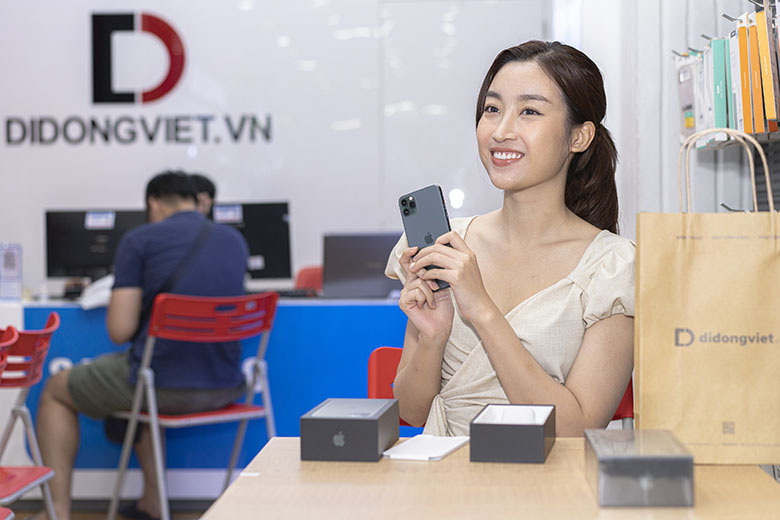 Hoa hậu Đỗ Mỹ Linh mới đây đã đến Di Động Việt sắm iPhone 11 Pro Max bằng hình thức Trade - In