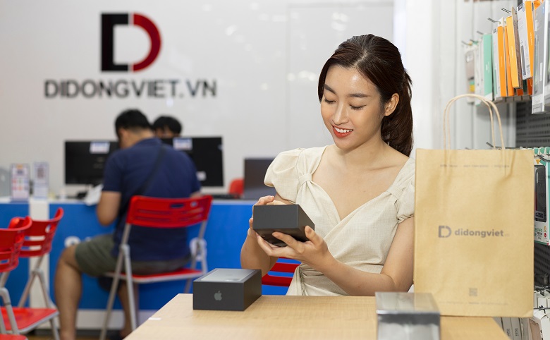 “Học lỏm” cách Hoa hậu Đỗ Mỹ Linh, Tiểu Vy, Á hậu Phương Nga lên đời iPhone 11 Pro Max tiết kiệm 8 Cô hào hứng mở hộp chiếc iPhone mới tậu ngay tại cửa hàng