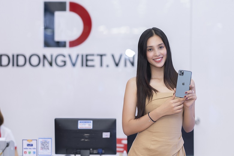 Hoa hậu Trần Tiểu Vy lên đời iPhone mới tại Di động Việt