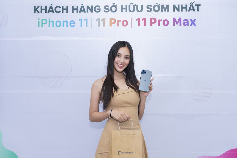 Hoa hậu Trần Tiểu Vy lên đời iPhone mới tại Di Động Việt 