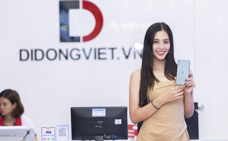 “Học lỏm” cách Hoa hậu Đỗ Mỹ Linh, Tiểu Vy, Á hậu Phương Nga lên đời iPhone 11 Pro Max tiết kiệm 9 Hoa hậu Tiểu Vy trên tay chiếc iPhone 11 Pro Max màu xanh rêu