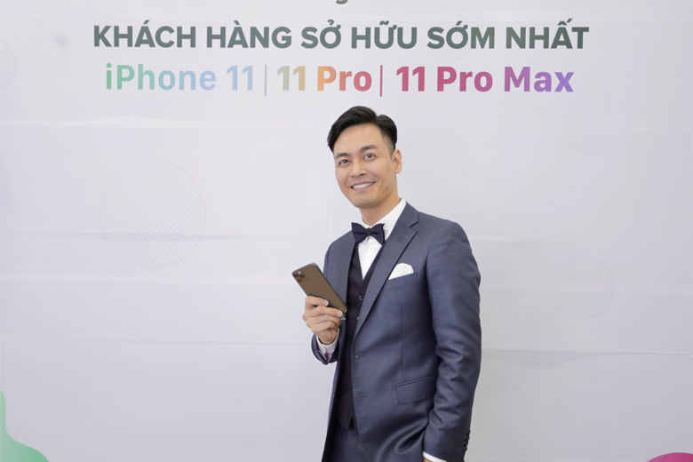 Nam MC chụp hình tại bức tường lưu niệm