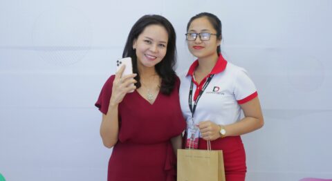 MC Quỳnh Trâm chọn mua iPhone 11 Pro Max tại Di Động Việt
