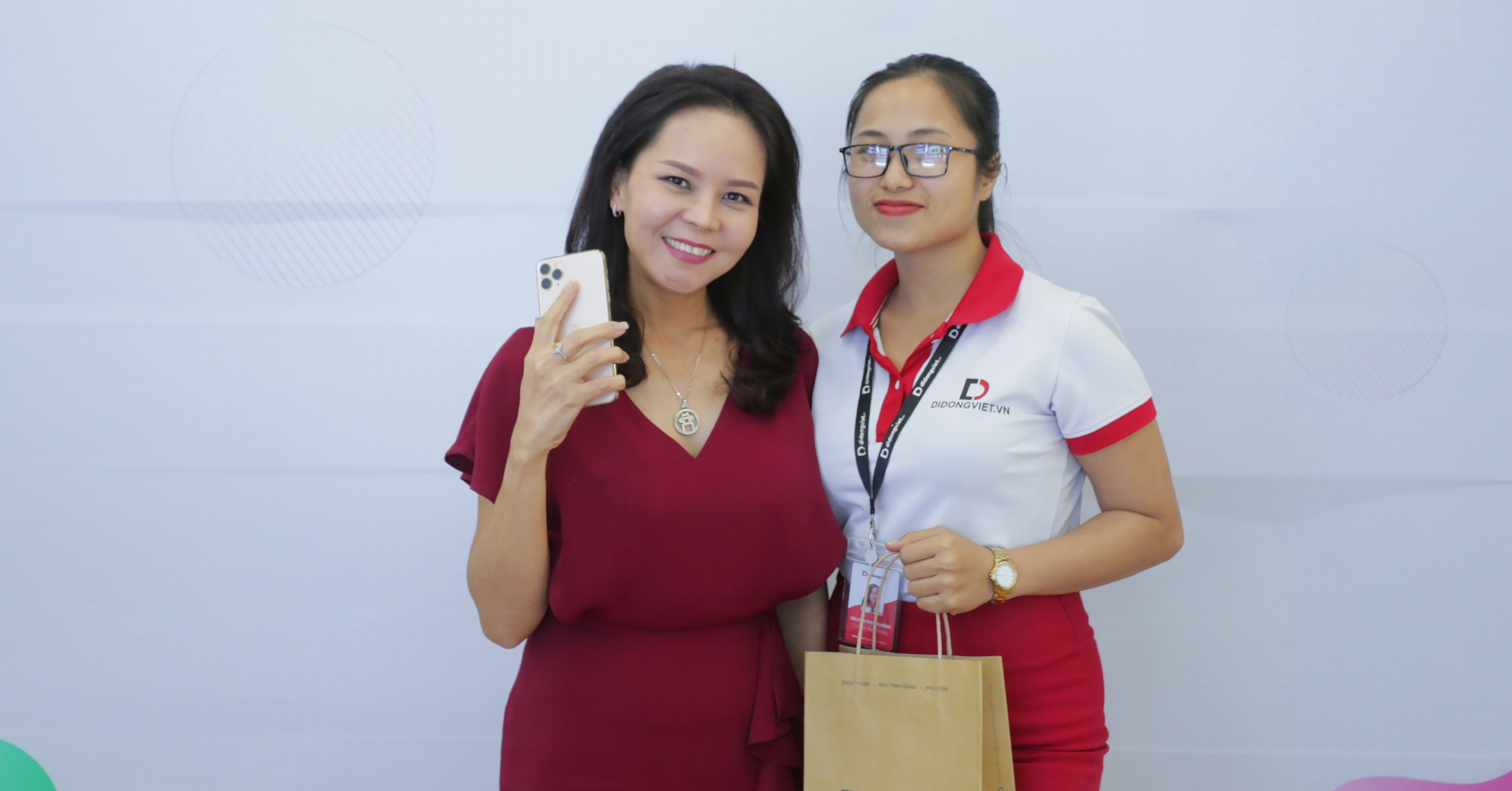 MC Quỳnh Trâm chọn mua iPhone 11 Pro Max tại Di Động Việt