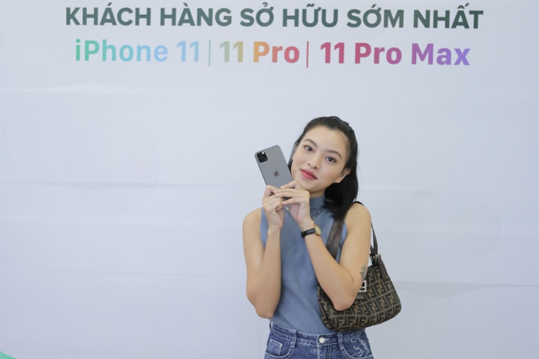 Người mẫu Tú Hảo nâng cấp điện thoại mới tại Di Động Việt