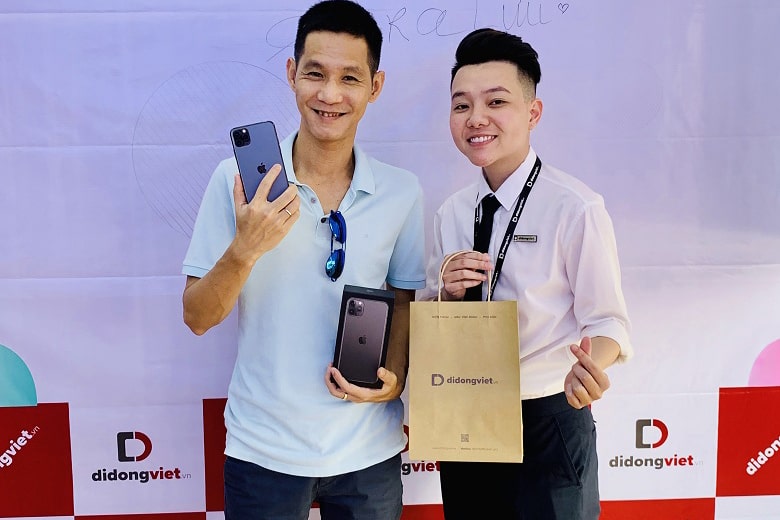 nhac si hoai sa chon mua iphone 11 pro max didongviet