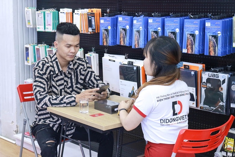 Nam nhạc sĩ chọn lên đời phiên bản iPhone 11 Pro Max cao cấp