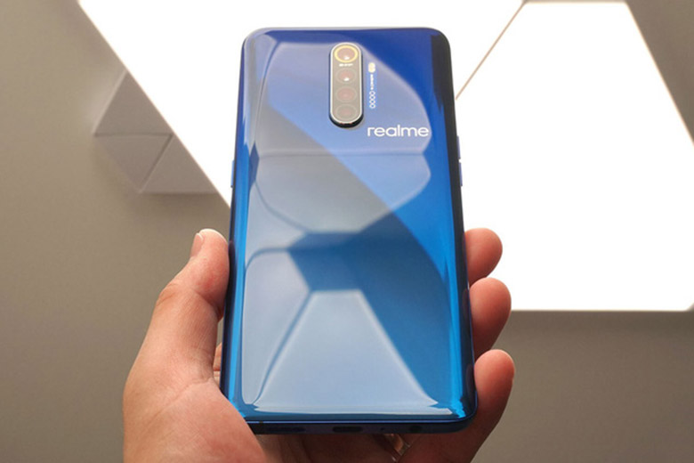 Realme X2 Pro vẫn mang phong cách chung của hãng Realme