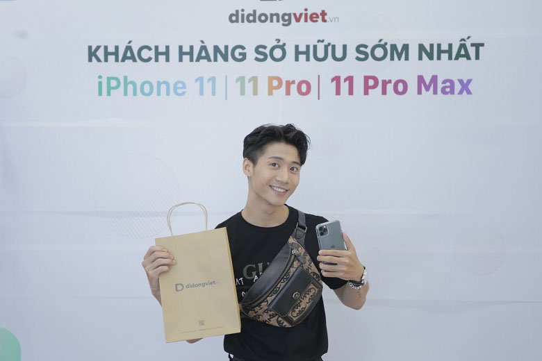 Người mẫu Tôn Kinh Lâm tin tưởng chọn mua điện thoại mới tại Di Động Việt
