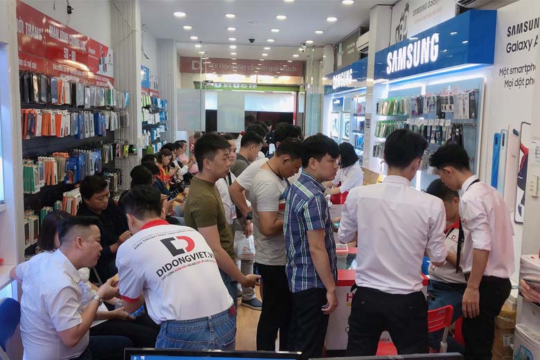 Khách hàng tham quan mua sắm tại Di Động Việt