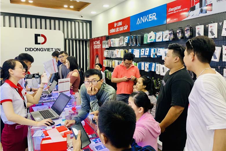 Ảnh khách hàng mua sắm điện thoại mỗi ngày tại Di Động Việt