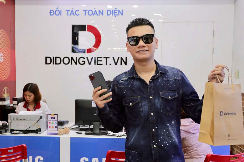 Ca sĩ Khắc Việt lên đời điện thoại mới tại Di Động Việt