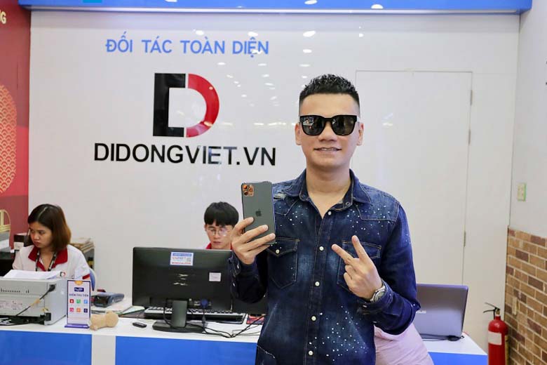 Chiếc điện thoại iPhone 11 Pro Max giúp ca sĩ Khắc Việt lưu giữ mọi khoảnh khắc ấn tượng