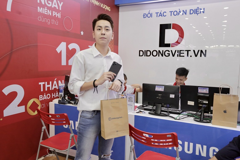 Ca sĩ OSAD đến Di Động Việt để "tậu" điện thoại mới