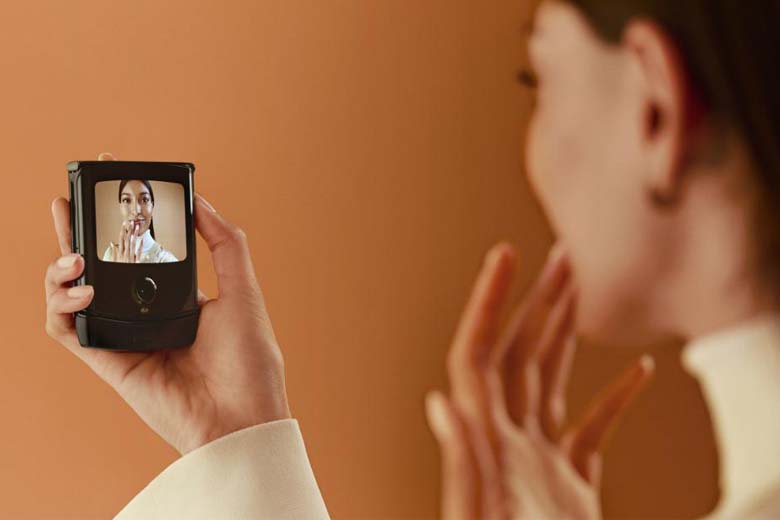 Motorola Razr với màn hình OLED có thể gập lại được ra mắt, giá 1,500 USD