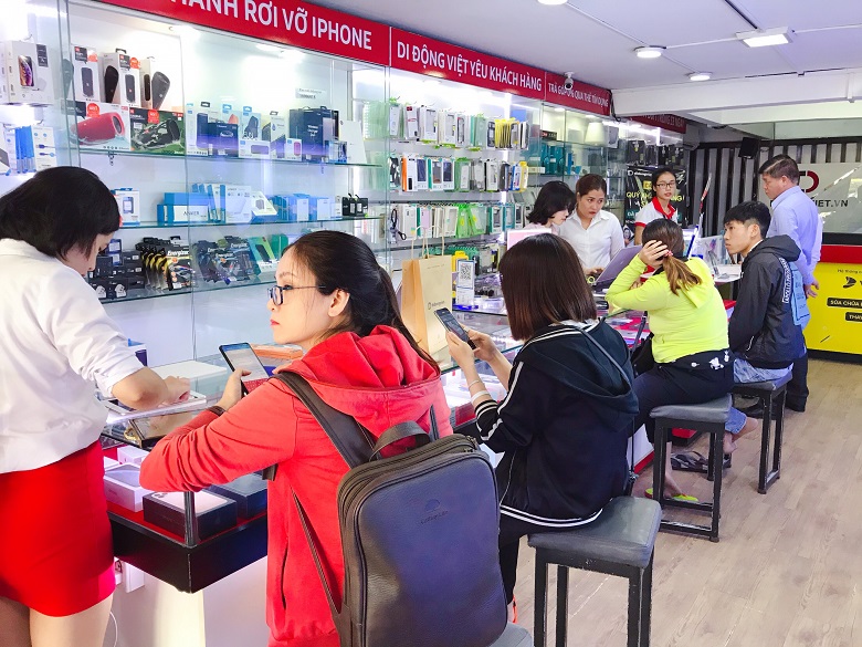 Hình ảnh khách hàng đến tham quan, mua sắm tại Di Động Việt