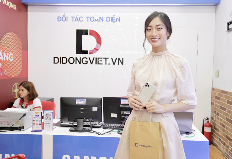 Hoa hậu Lương Thùy Linh mua iPhone 11 Pro Max tại Di Động Việt