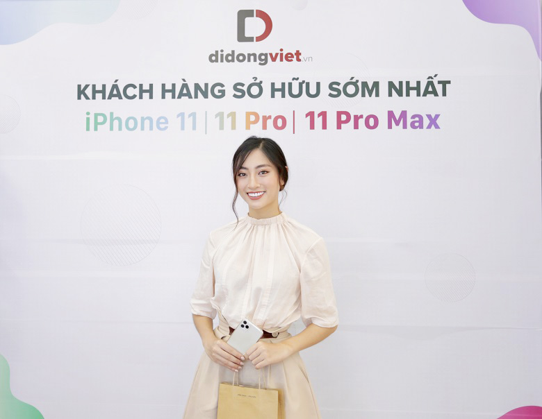 Hoa hậu Lương Thùy Linh chụp ảnh tại bức tường lưu niệm