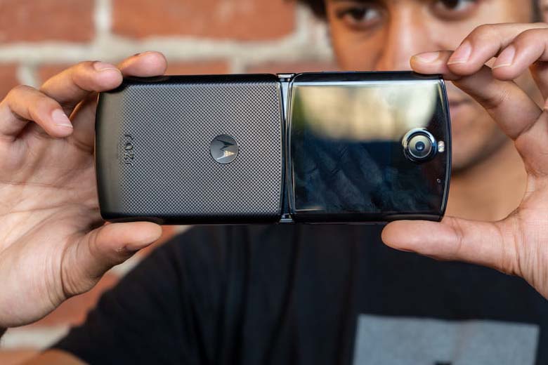 Trên tay Motorola Zazr: thiết kế nhỏ gọn, bản lề chắc chắn, giá 1500 USD